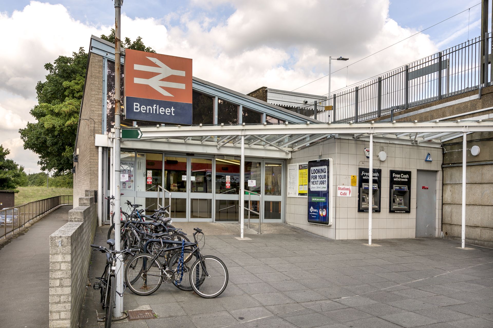  66cf41d90a2ee 66cf41d90a2f0944 Benfleet Benfleet (station) Essex Station.jpg